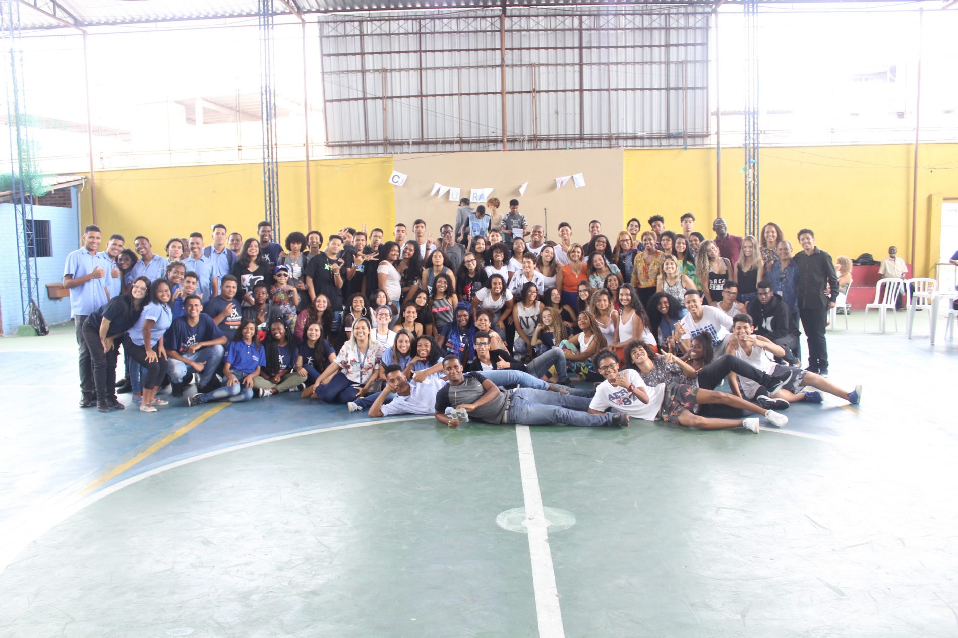 Foto de Divulgação Alunos e professores da São Martinho. Foto de Divulgação