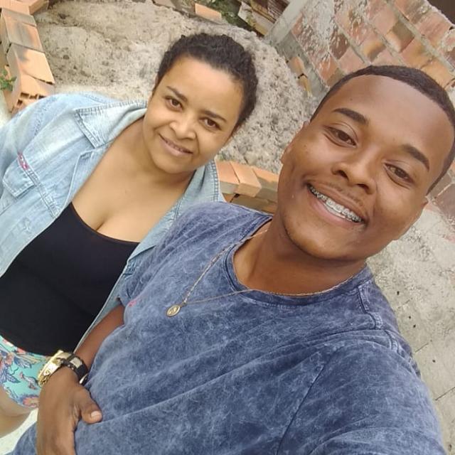 Paulo Cesar Rodrigues, com a mãe, Ana Elena: baleado a caminho da pelada (Foto: Reprodução)