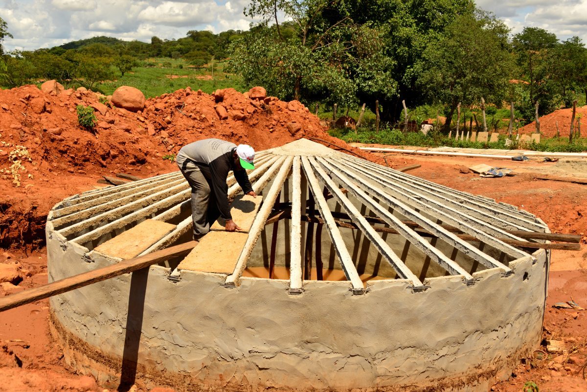Aparecida e a cisterna de produção. Foto de Mirian Fichtner