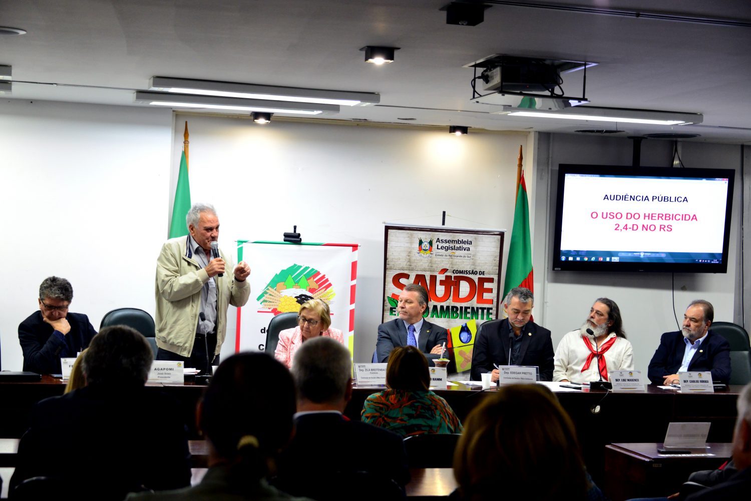 Foto de Mirian Fichtner Deputado federal Afonso Hamm (de gravata azul), do PP, ao lado de Edegar Pretto (de paletó preto), do PT, em audiência pública na Assembléia Legislativa do Rio Grande do Sul. Foto de Mirian Fichtner