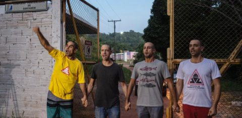 Os quadro brigadistas deixam a Penitenciária Agrícola Silvio Hall de Moura, em Santarém. Foto Marizilda Cruppe