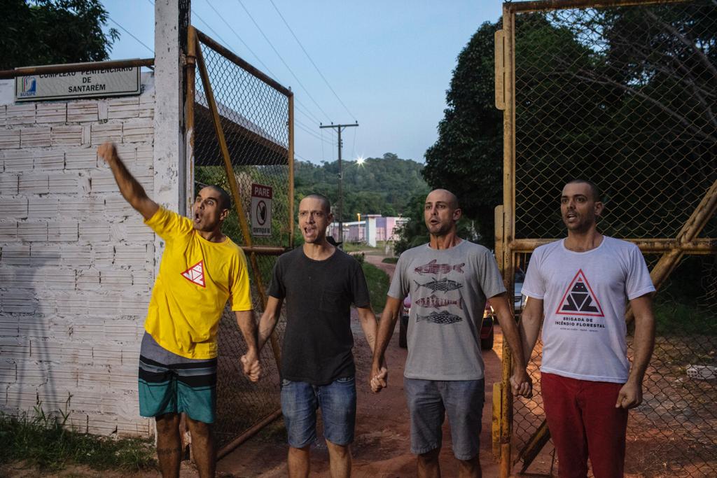 Foto Marizilda Cruppe Os quadro brigadistas João, Daniel, Marcelo e Gustavo deixam a Penitenciária Agrícola Silvio Hall de Moura, em Santarém. Foto Marizilda Cruppe