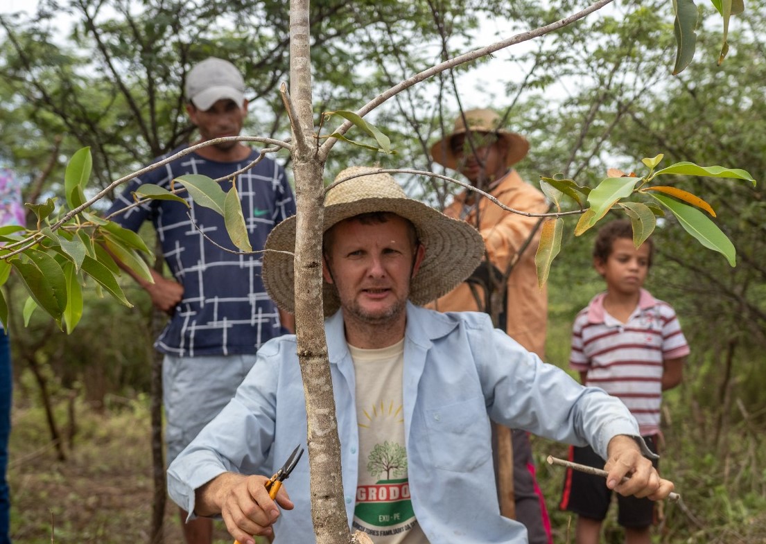 Desde que foi morar em Exu, o paranaense Vilmar Lermer (no centro da foto, de chapéu e camisa azul) transformou sua área de dez hectares num oásis em meio ao sertão pernambucano. (Foto: Divulgação)