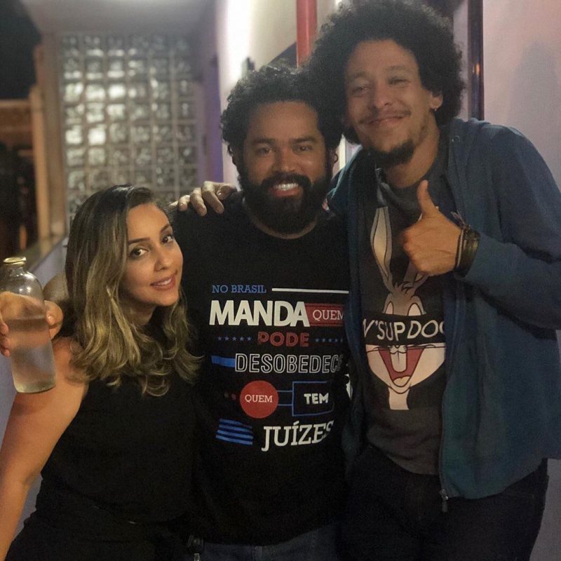 Diana com os professores Everton (ao centro) e Daniel: luta contra o medo para poder estudar. Foto do arquivo pessoal