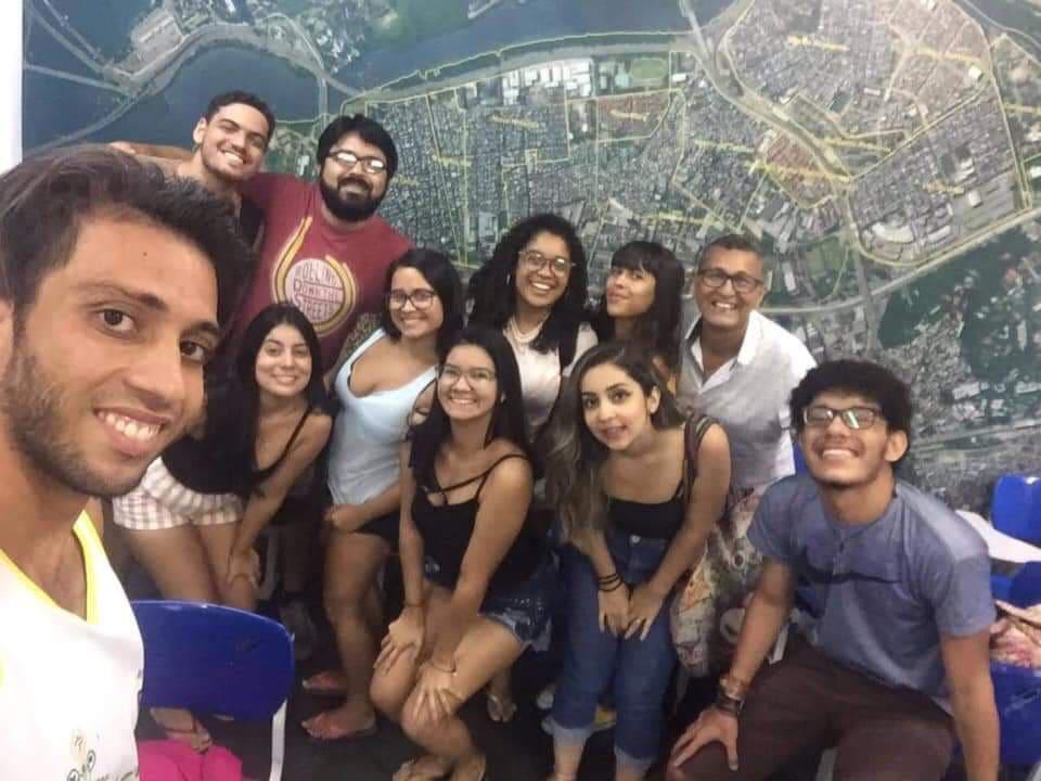 O professor Marcos Mello (de vermelho) com alunos da Maré: determinação. Foto do arquivo pessoal