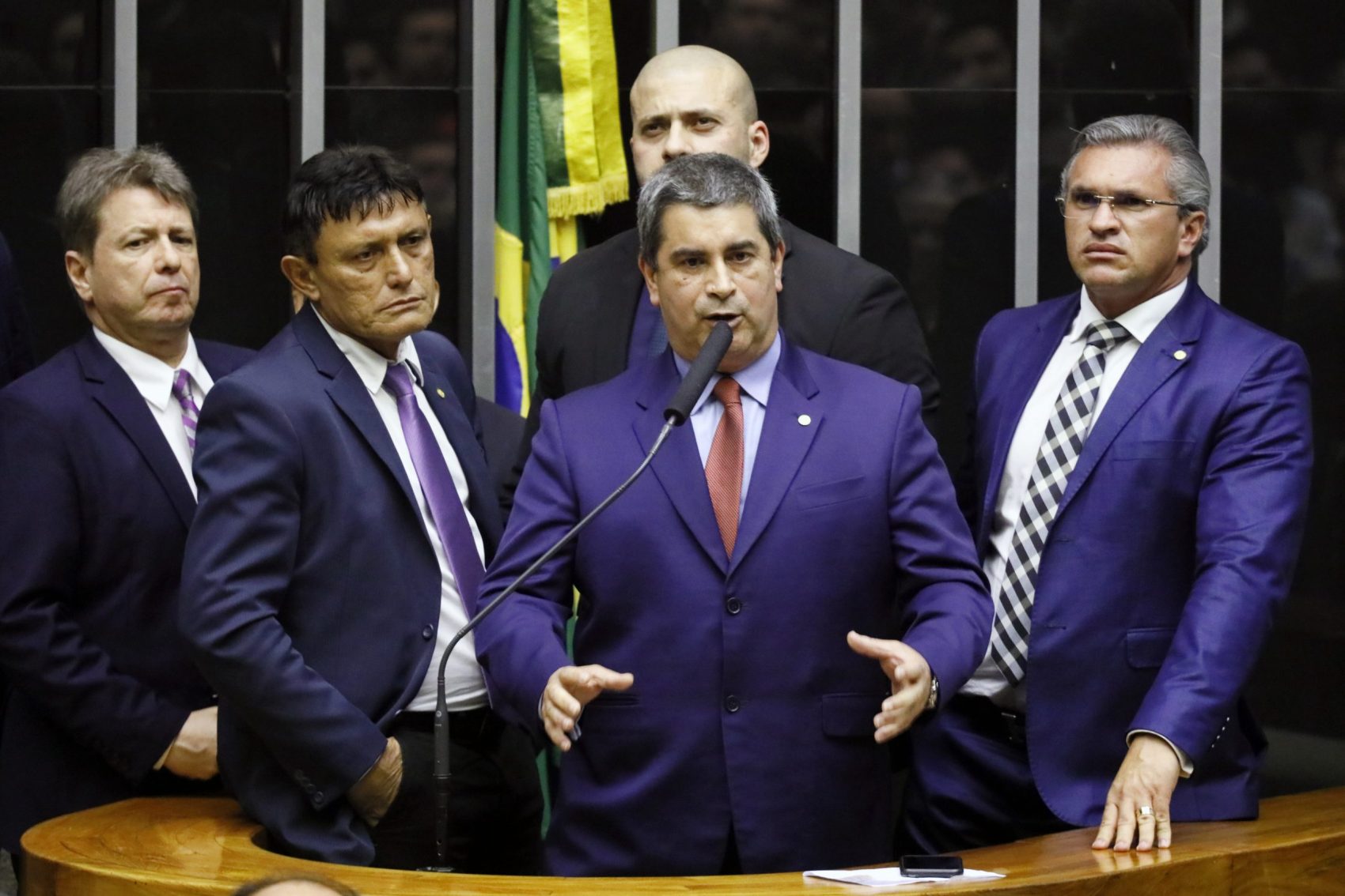 O deputado Coronel Tadeu (PSL/SP) discursa ao lado de Bibo Nunes (PSL/RS), Delegado Éder Mauro (PSD/PA),. Daniel Silveira (PS/ RJ) e Julian Lemos (PSL/PB) para defender policiais e quebra de placa: parlamentar diz que negros morrem porque são maioria no tráfico (Foto: Luís Macedo/Câmara dos Deputados)