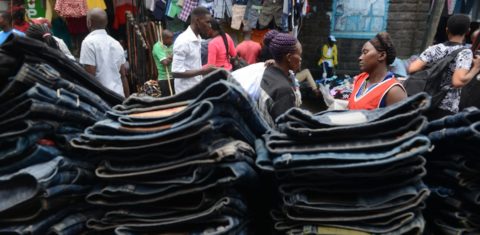 Consumidores compram roupas de segunda mão no mercado de Gikomba, em Nairóbi. (Foto: SIMON MAINA / AFP)