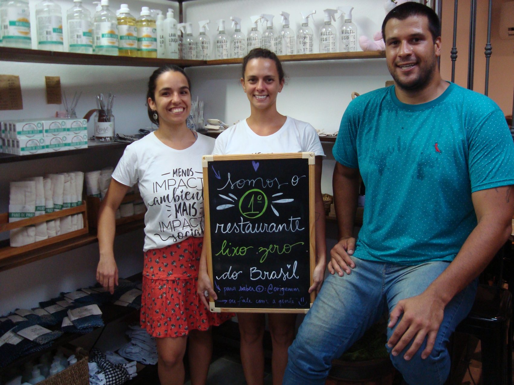 Joana, entre os sócios Alexandra e Artur, no restaurante Origem Natural: 'comida saudável com educação socioambiental e transformação' (Foto: Letícia Klein) comida saudável com educação socioambiental e transformação' ' (Foto: Letícia Klein)