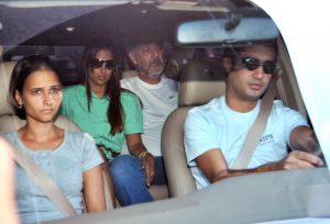 O ex-governador do Distrito Federal José Roberto Arruda deixa a Superintendência da Polícia Federal abraçado com sua esposa, Flávia Arruda, no banco de trás de uma pickup (Foto: Agência Brasil /José Cruz/ABr)