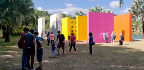 Visitantes em Inhotim: museu fica na cidade de Brumadinho e tem um dos maiores programas de sócios do país (Foto: Divulgação)