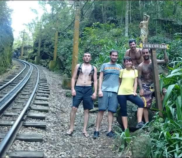 Mikel - de barba e tatuagens, ao lado da placa do Corcovado - com grupo de turistas durante sua estadia no Rio: "se soubesse, teria começado antes" (Foto: Arquivo pessoal)