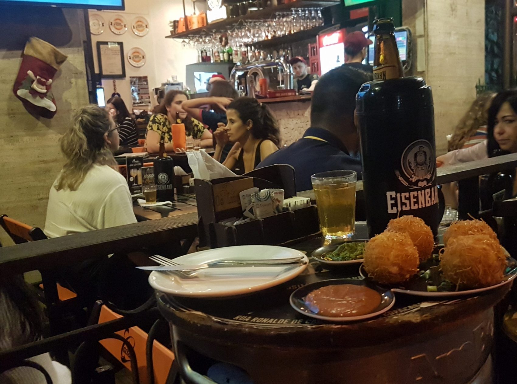 Cerveja gelada e bolinhos de milho com linguiça e queijo: atrações em Os Imortais (Foto: Oscar Valporto)