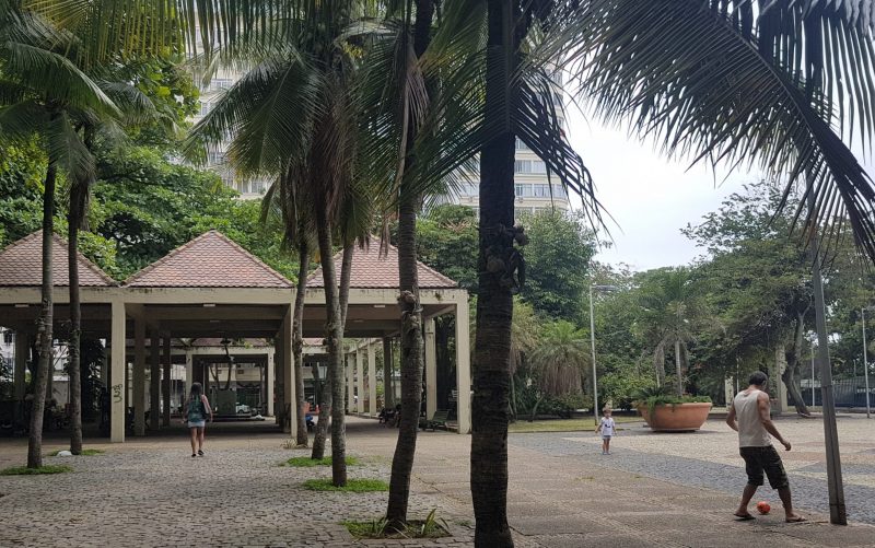 A Praça do Lido quase vazia: sem o charme dos tempos áureos de Copacabana (Foto: Oscar Valporto)