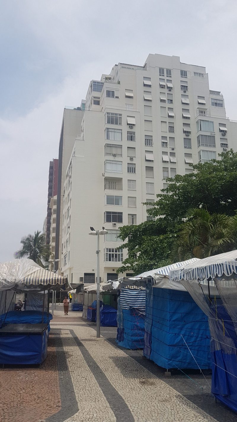 Edifício Ribeiro Moreira, primeiro arranha-céu, de Copacabana: testemunha dos tempos chiques do Lido (Foto: Oscar Valporto)