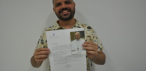 Alexandre Sinotelli e a carta do Papa Francisco: emoção e força para seguir na fé católica mesmo enfrentando preconceitos (Foto: Elis Bartonelli)