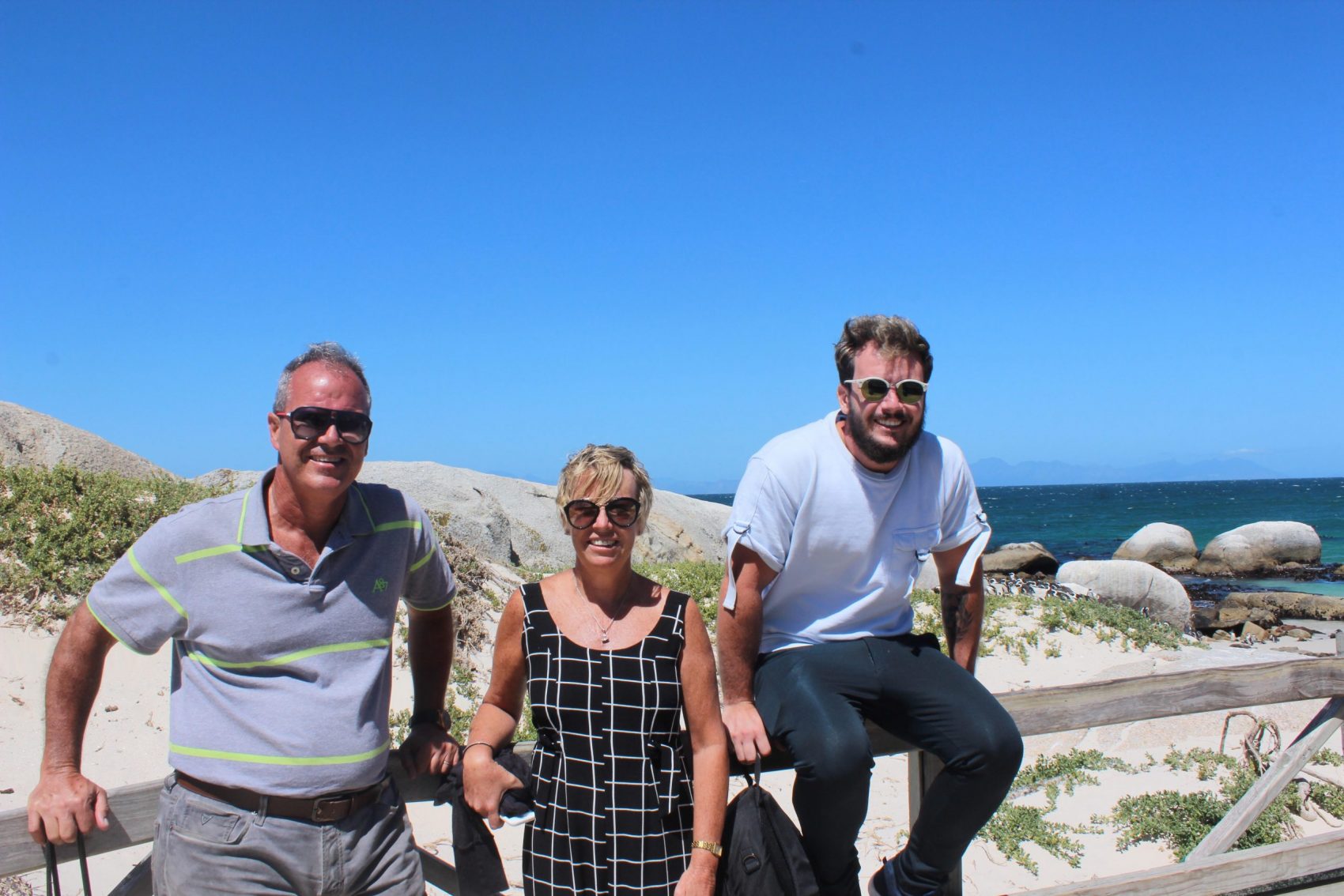 Marcos e Rosângela com o filho Bernardo: padre ajudou casal a acolher o rapaz e entender a opção sexual (Foto: Arquivo Pessoal)