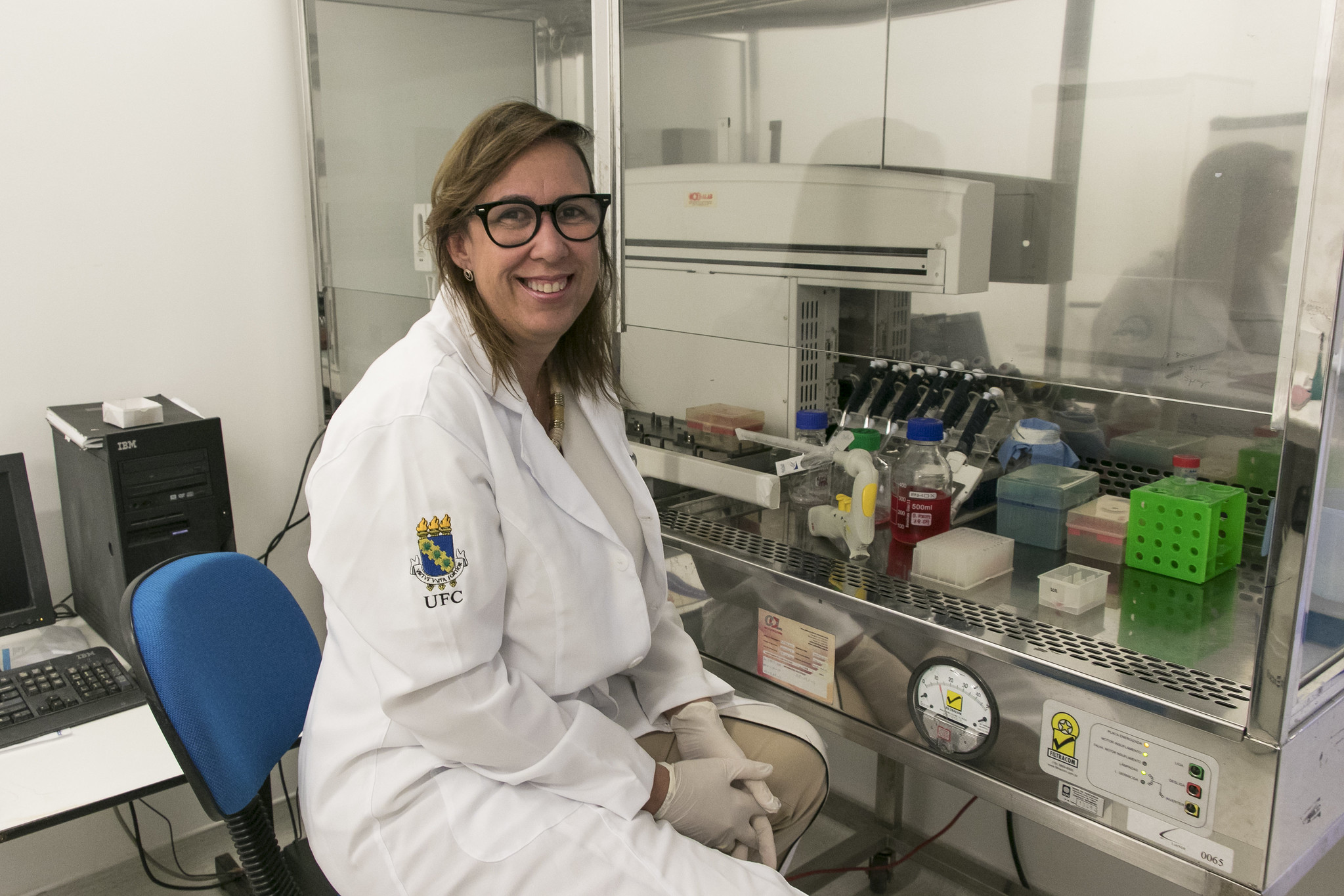 A professora Cláudia do Ó no Laboratório de Oncologia: maior parte das drogas anticâncer é oriunda de biodiversidade, mas nenhuma das que estão no mercado vem do Brasil (Foto: Viktor BragaUFC)