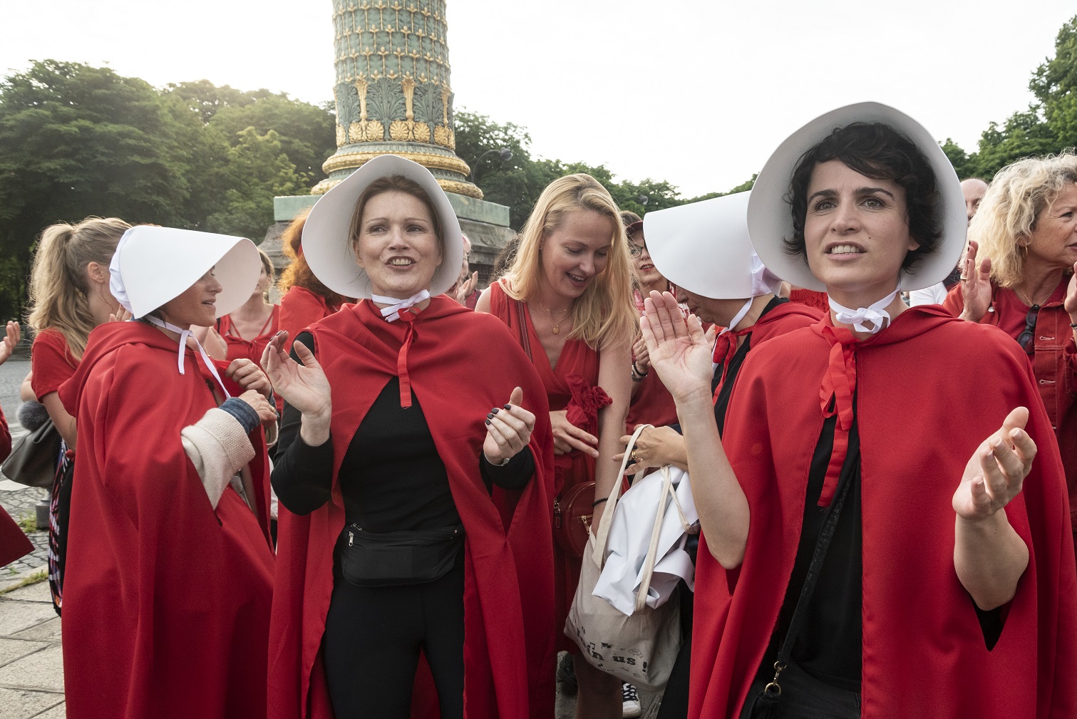 Foto Samuel Boivin/NurPhoto Ativistas se vestem como as personagens de "The Handmaid's Tale" para protestar contra a proibição do aborto em frente à Embaixada dos EUA em Paris. Foto Samuel Boivin/NurPhoto