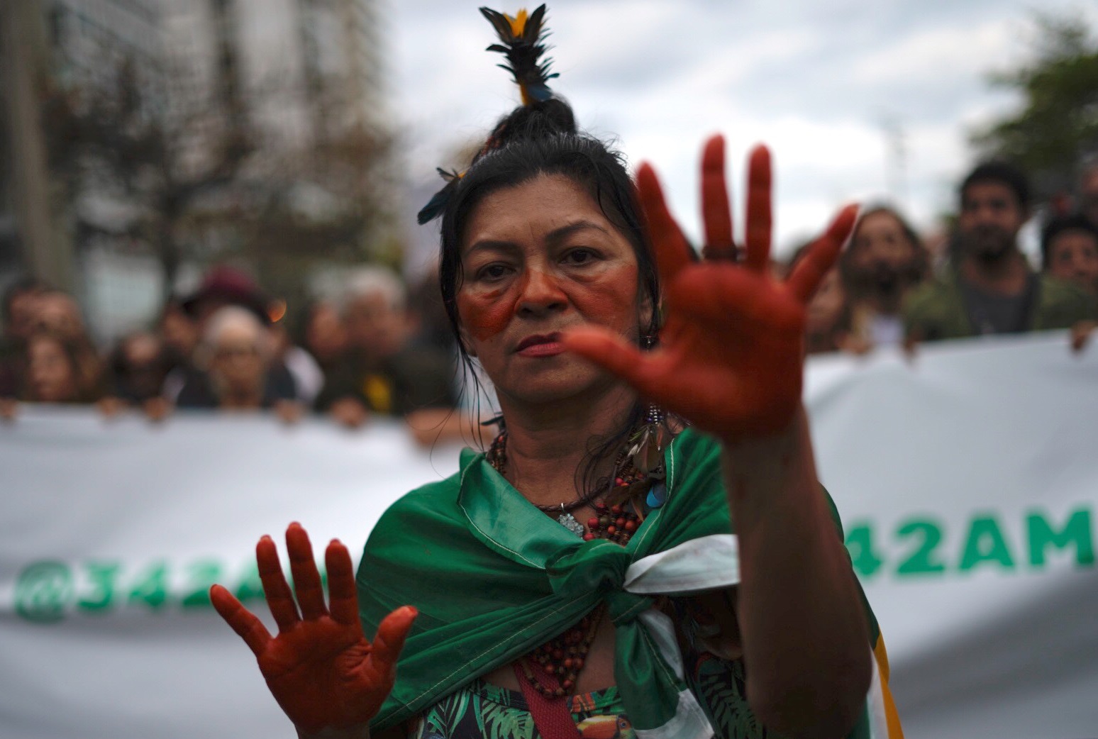 Foto Mauro Pimentel/AFP Indígena protesta no Rio de Janeiro contra a perseguição na Amazônia. Foto Mauro Pimentel/AFP