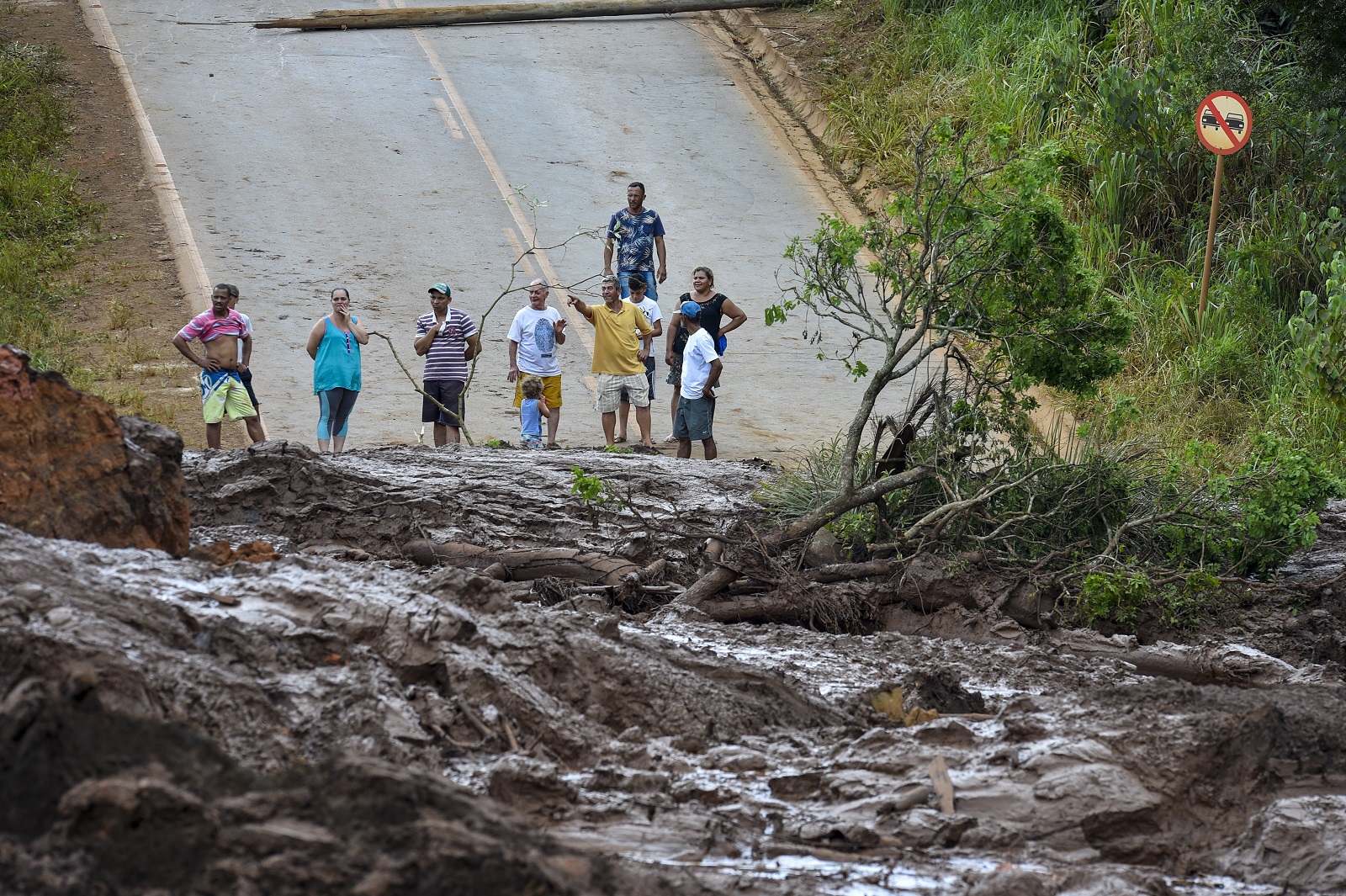Moradores de Brumadinho observam a destruição provocada pelo mar de lama. Foto Lucas Bois / Anadolu Agency