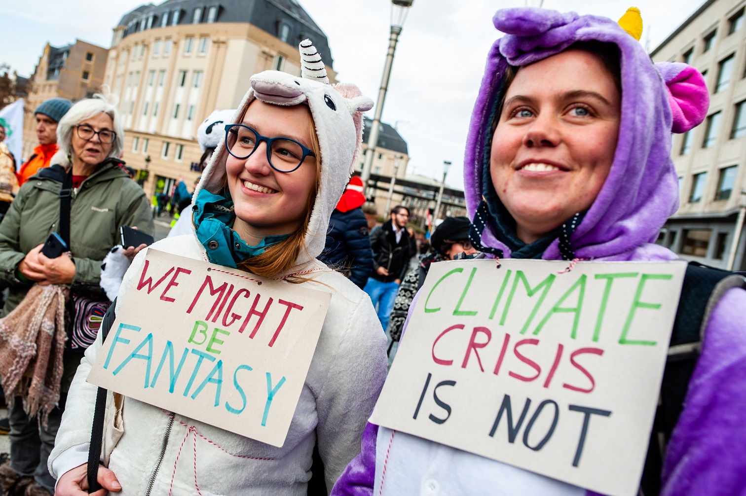 Foto Arroyo Fernandez/NurPhoto Em Bruxelas, duas manifestantes tentam explicar que a crise climática não é uma fantasia. Foto Arroyo Fernandez/NurPhoto