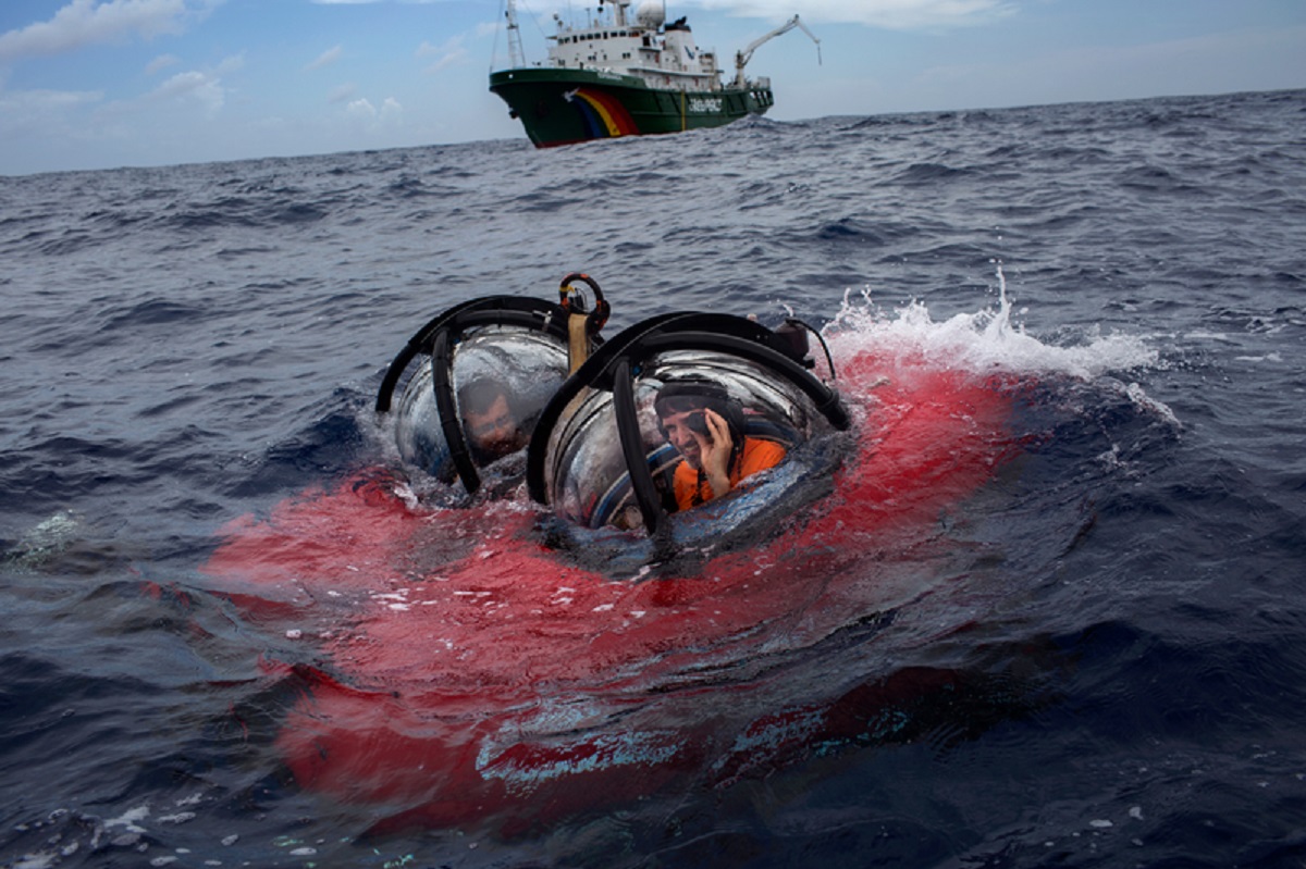 Professor Ronaldo Francini Filho (dir.) da UFPB e John Hocevar (esq.) diretor da Campanha de Oceanos do Greenpeace (EUA), embarcados em submarino usado na expedição. Foto Marizilda Cruppe/Greenpeace