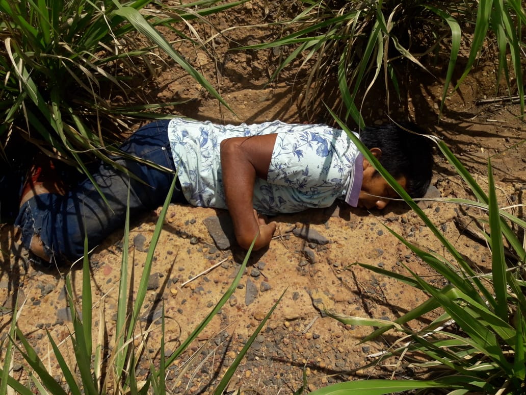 Corpo de Firmino Prexede Guajajara, no local do atentado, perto da aldeia El Betel, na Terra Indígena Cana Brava, no município de Jenipapo dos Vieiras, no Maranhão: dois mortos e dois feridos (Foto: Mídia Índio)