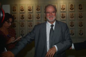 Eduardo Azeredo fala com jornalistas em foto de 2014, quando era deputado (Foto: Agência Brasil)