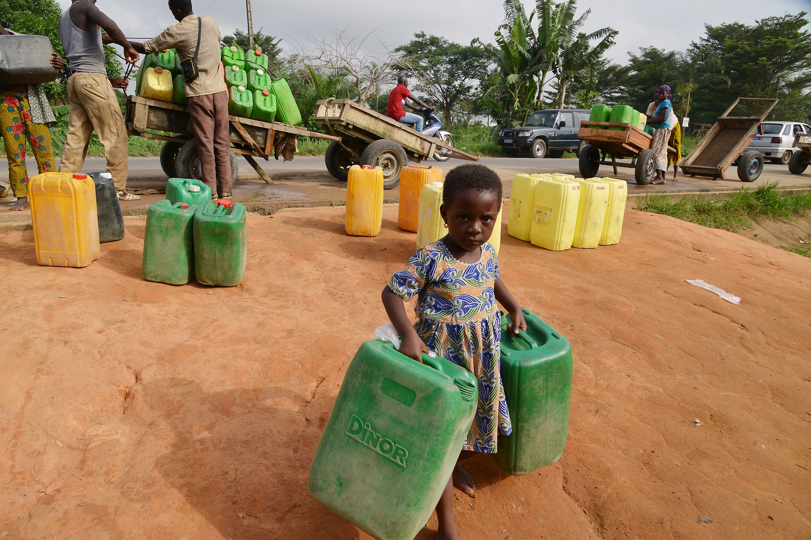 Foto Issouf Sanogo/AFP Menina carrega dois galões de água na região de Abobo, em Abidjan, na Costa do Marfim. Os países da África estão entre os que mais sofrem com a escassez de água. Foto Issouf Sanogo/AFP