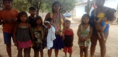 Foto das famílias que ficaram órfãos após as mortes de caciques Guajajara no sábado, dia 7 de dezembro (Divulgação)