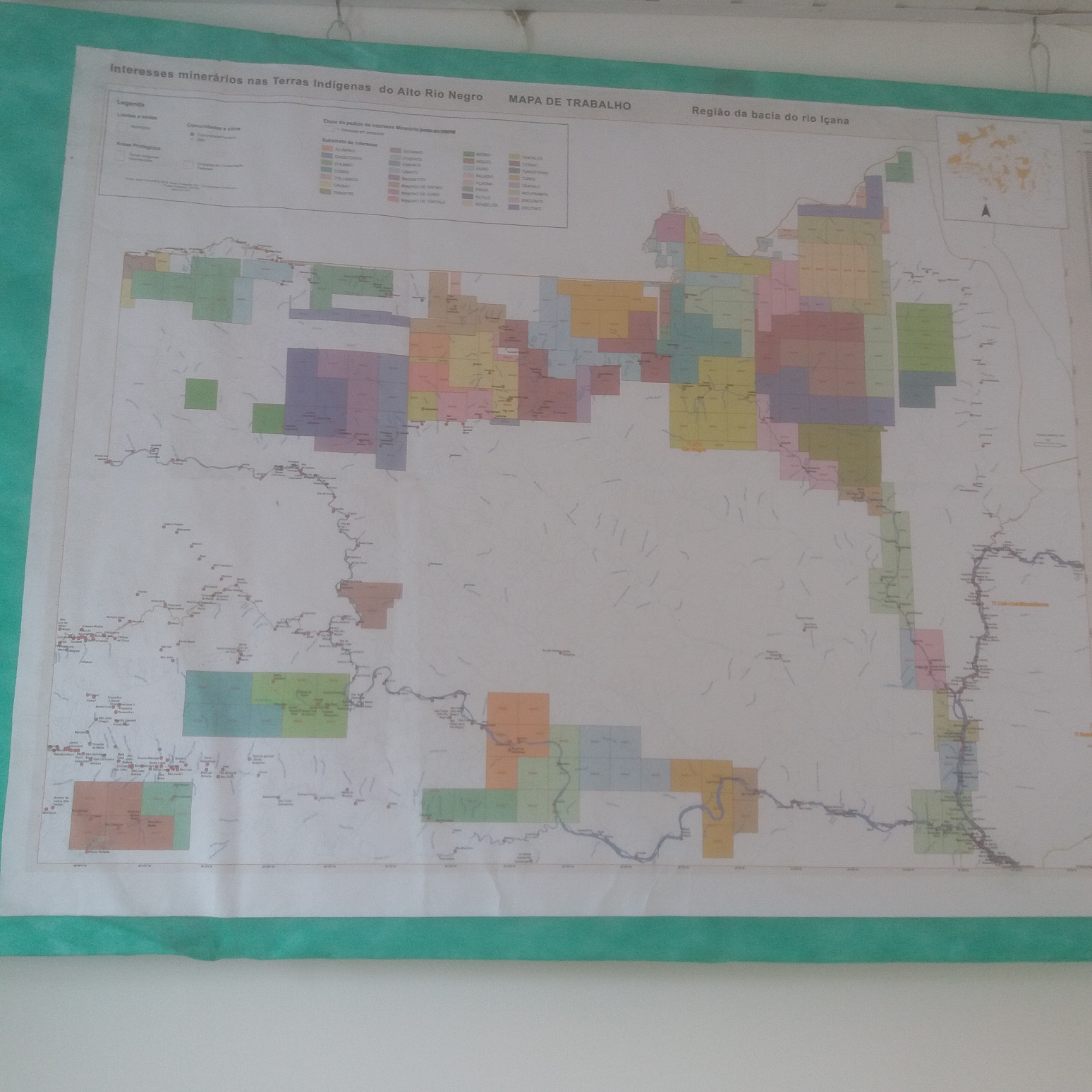 Cada cor é um minério no mapa das áreas requeridas por mineradores no Alto Rio Negro. Foto Luis Edmundo Araújo