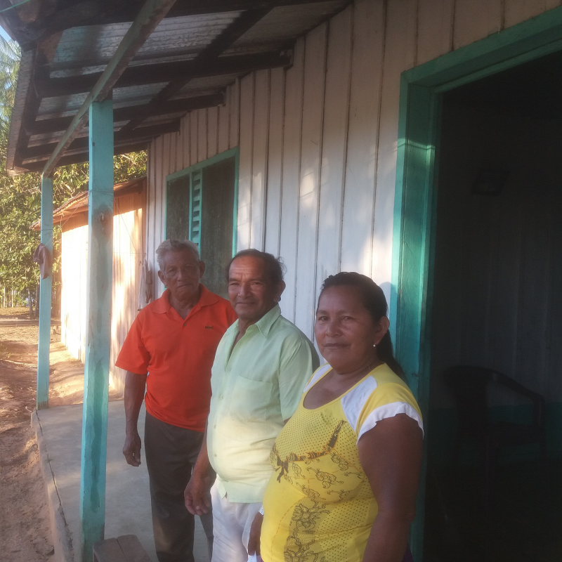 Luís Edmundo Araújo Renê André, o cacique-capitão Ovídio Pereira e a sua mulher, Leonilda. Foto Luís Edmundo Araújo