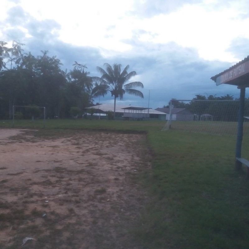 Detalhe da 'quadra de futsal' de Irari Ponta, atrás do campo de futebol. Foto Luis Edmundo Araújo
