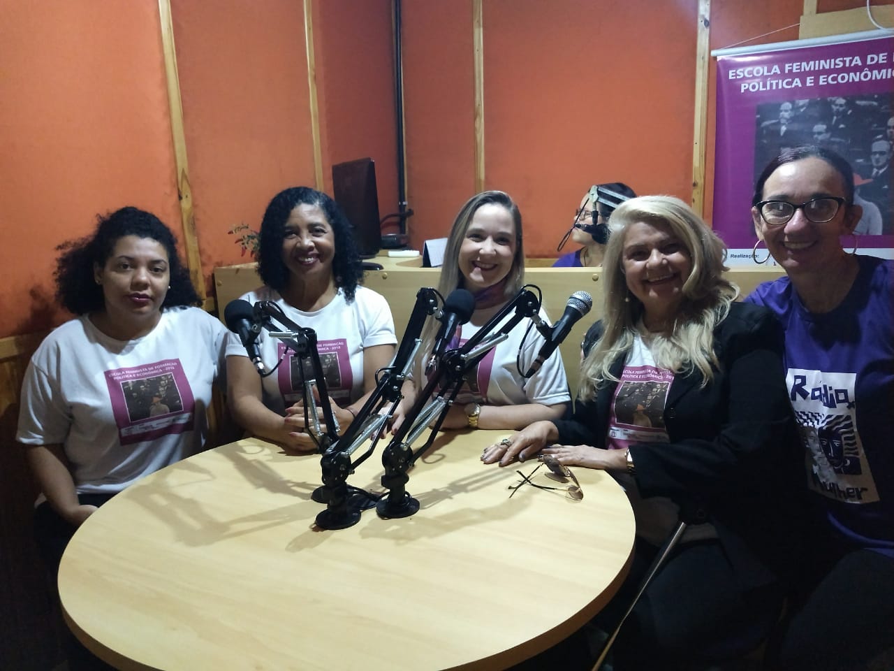 Alunas da Escola Feminista participam de programa de rádio. Foto: Divulgação