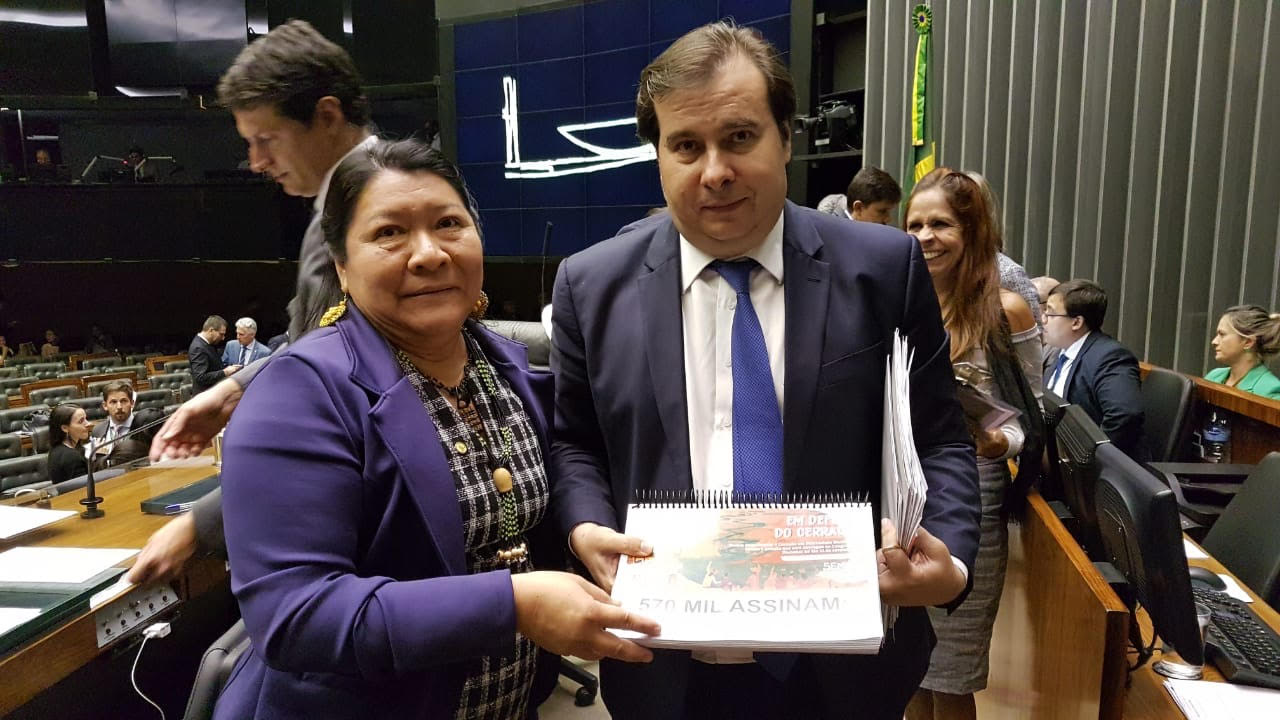 Foto de Giovanni Mockus/ Divulgação Joenia Wapichana e Rodrigo Maia. Foto de Divulgação
