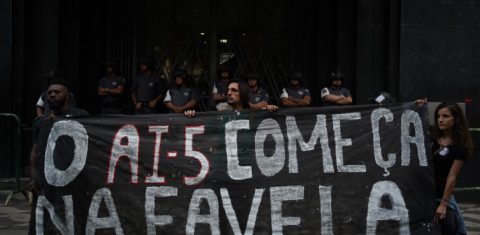 Manifestantes lembram o AI5 durante ato em SP contra o massacre de Paraisópolis. Foto Felipe Beltrame/NurPhoto