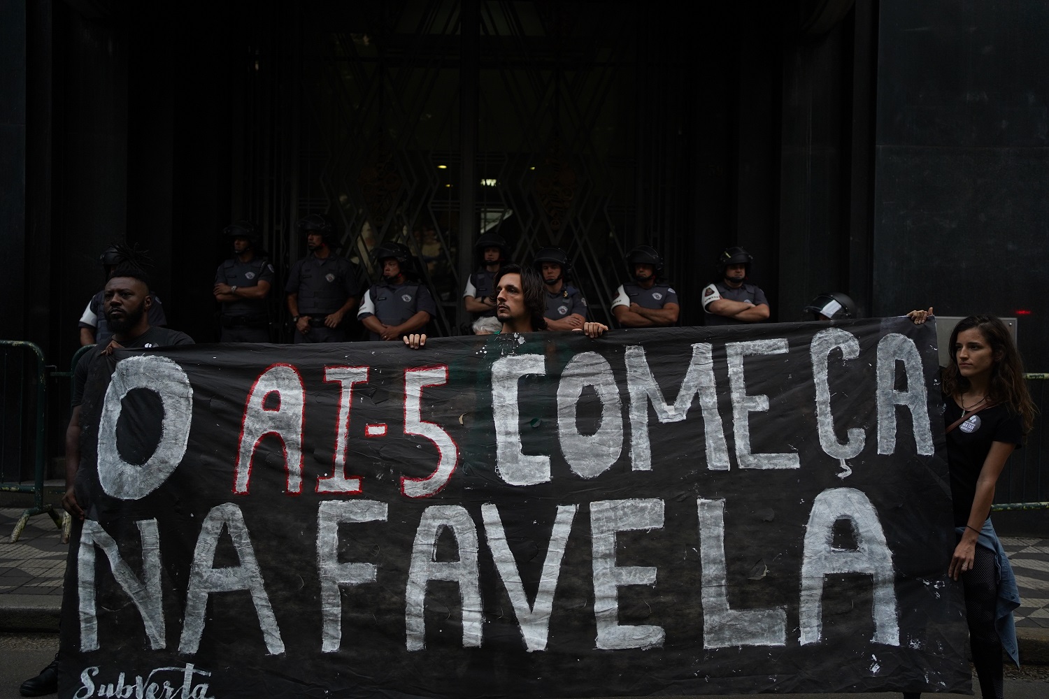 Foto Felipe Beltrame/NurPhoto Manifestantes lembram o AI5 durante ato em SP contra o massacre de Paraisópolis. Foto Felipe Beltrame/NurPhoto