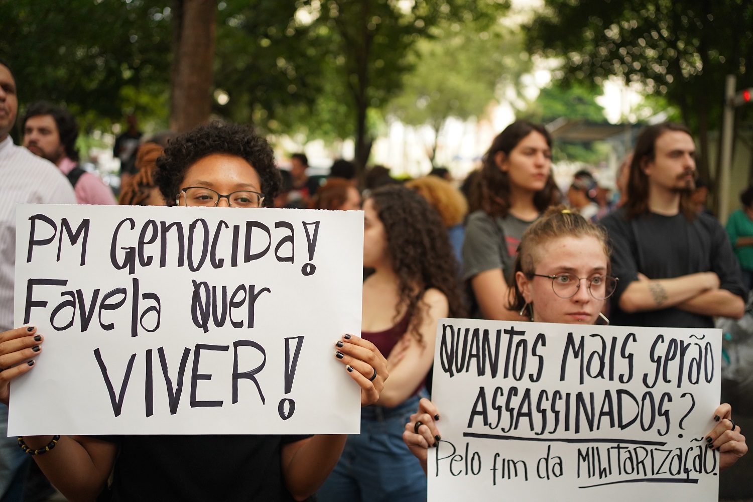Manifestantes seguram cartazes em protesto contra o massacre de Paraisópolis. Foto Felipe Beltrame/NurPhoto