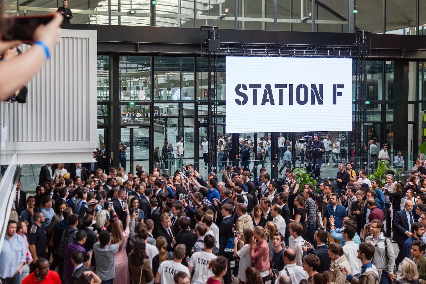 Foto Pascal Otlingaus Na Station F, a ideia é que o empreendedor possa ficar livre. Todo o aparato, está acessível no mesmo campus: de impressoras 3D até assessoria jurídica. Foto Pascal Otlingaus