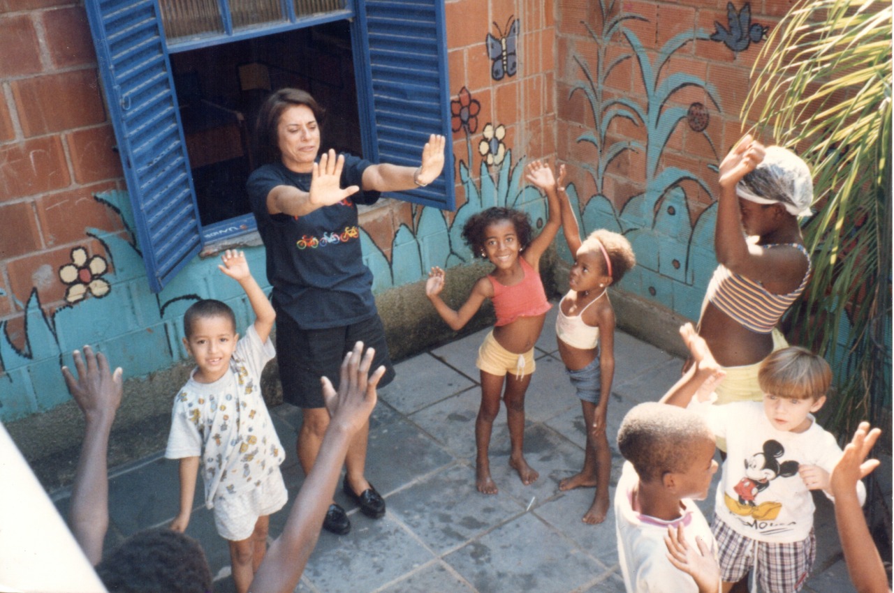 Foto de Divulgação Yvonne Bezerra de Melo e seus alunos. Foto de Divulgação