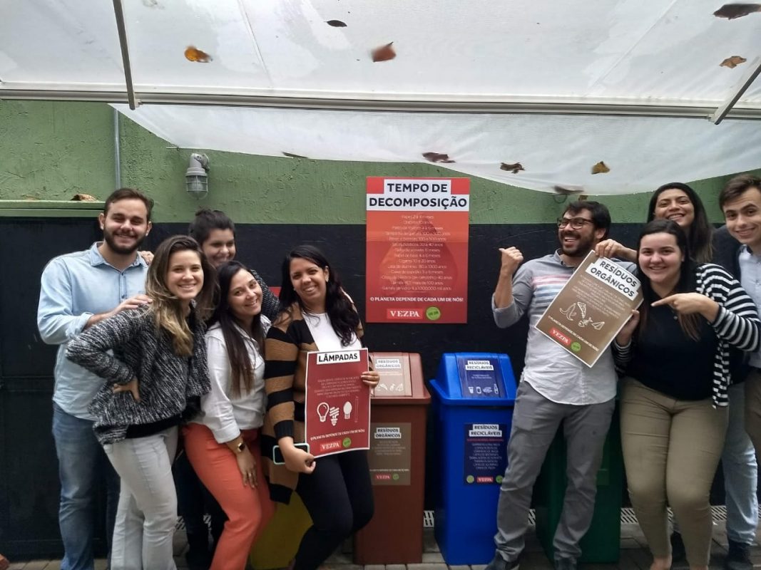 Os ecopontos, com coletores para reciclagem, foram instalados em alguns restaurantes, como como a Casa da Vezpa, em Botafogo (Foto: Divulgação)