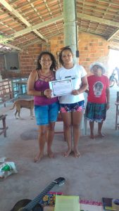 Juliana exibe orgulhosa o certificado da Escola Feminista ao lado da mãe (Foto: Arquivo pessoal)