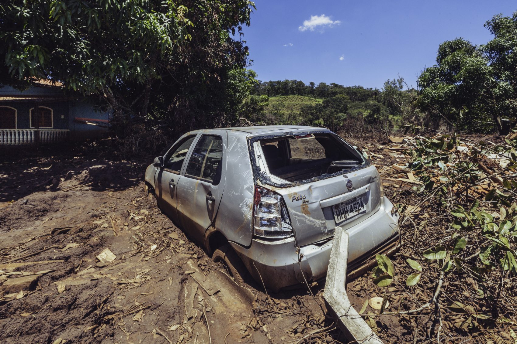 Foto: Andre Mantelli Carro arrastado pela lama tóxica (Foto: Andre Mantelli)
