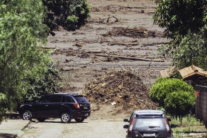 Não só a rua, mas várias casas foram arrastadas pela força da lama tóxica que veio da baragem do Córrego do Feijão (Foto: Andre Mantelli)