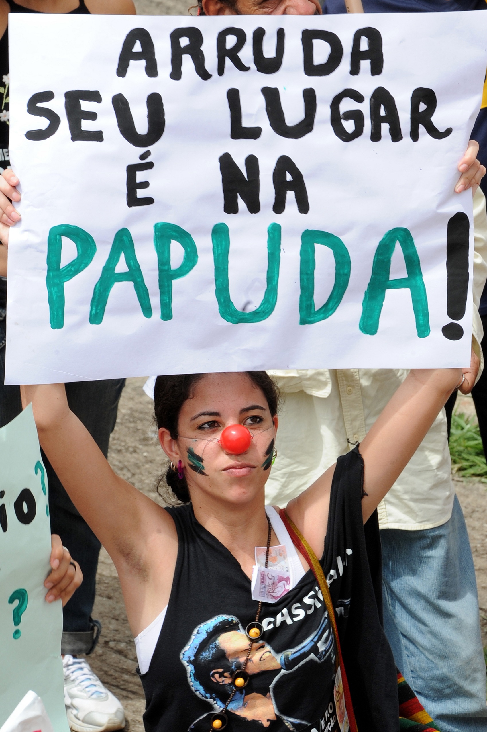 Manifestantes protestam contra o governador José Roberto Arruda no Dia Internacional Contra a Corrupção , em Brasília, em Dezembro de 2009 (Foto: EVARISTO SA / AFP)