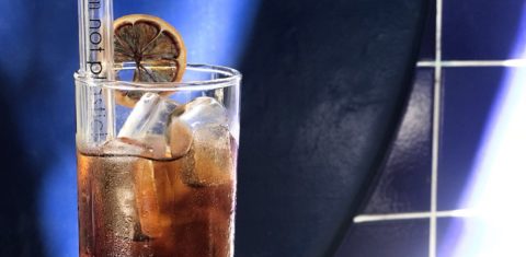 Com o uso de canudos como o de vidro, o Zazá bistrô deixou de consumir 12 mil canudos plásticos em dois anos (Foto: Divulgação)
