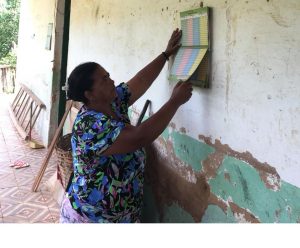 Dona Lia com a sua caderneta Foto: Juliana Câmara / Divulgação)