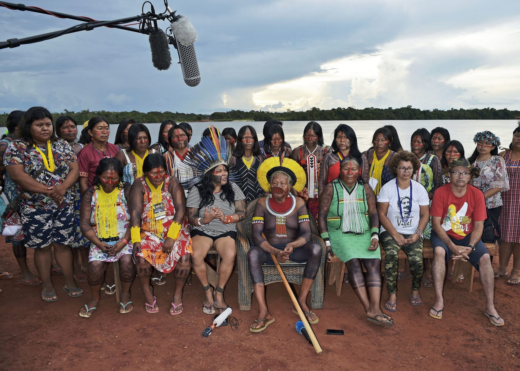 Cacique Raoni dá entrevista cercado de mulheres na Aldeia Piaraçu: preocupação com o fortalecimento de lideranças femininas e jovens para (Foto: Carl de Souza/AFP)