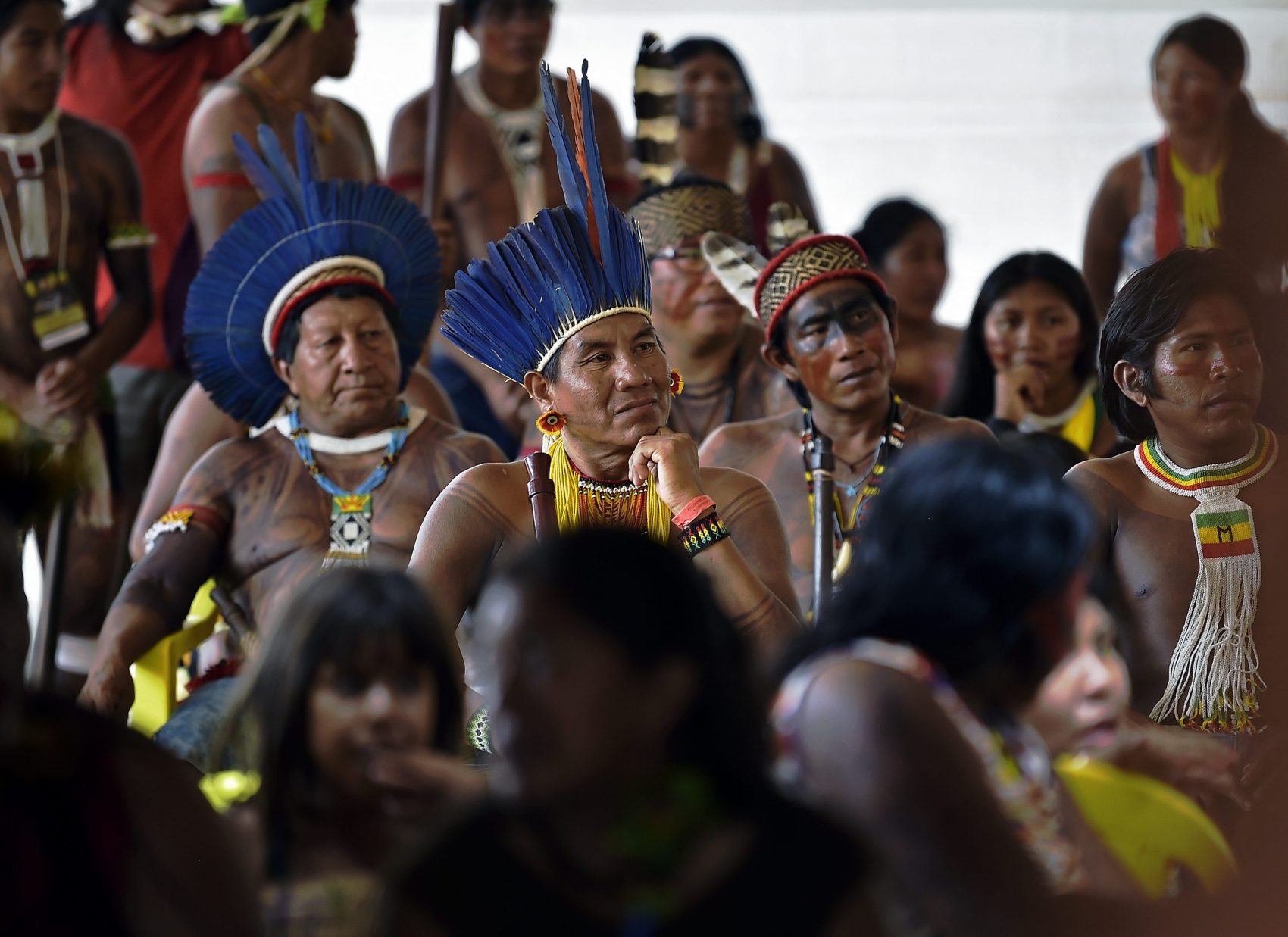 Caciques e líderes de etnias indígenas reunidos na TI Capoto Jarina, São José do Xingu (MT): representantes de 45 povos vestidos com as cores de suas culturas originais (Foto: Carl de Souza/AFP)