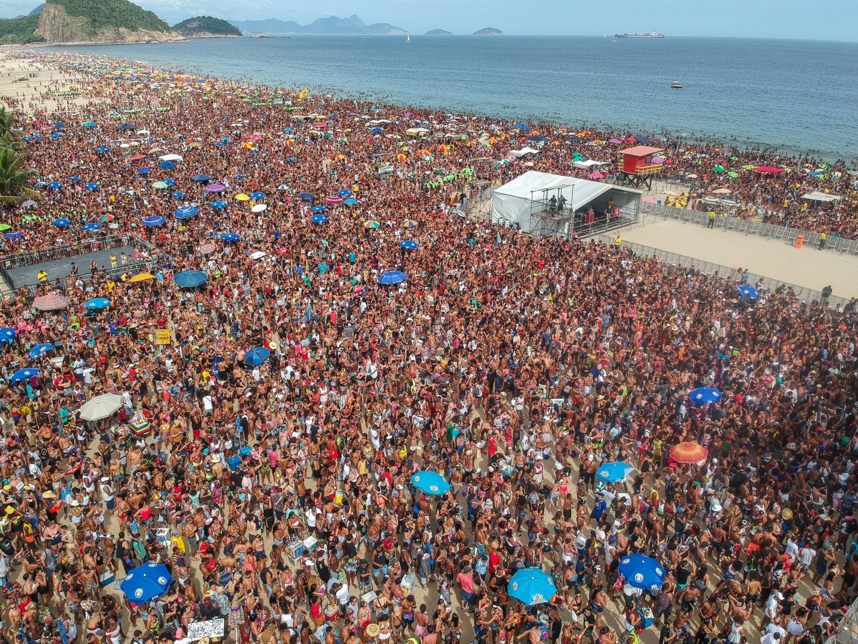 Foto: Allan Carvalho/AGIF/AFP Multidão estimada em 300 mil pessoas na praia de Copacabana para show do Bloco da Favorita: tumulto previsível e pancadaria no final (Foto: Allan Carvalho/AGIF/AFP)